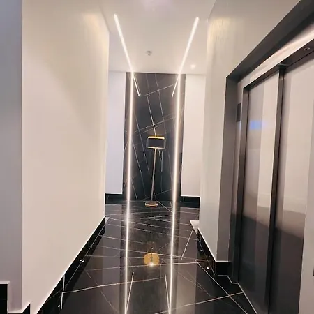 Stylish Urban Studio, Sky Garden Apartment